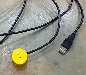 USB-Kabel mit gelbem Bauteil