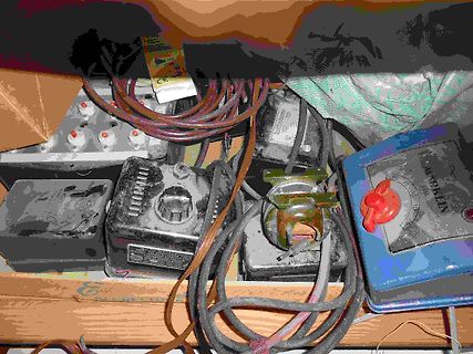 Verschiedene elektrische Komponenten und Kabel in einer Kiste