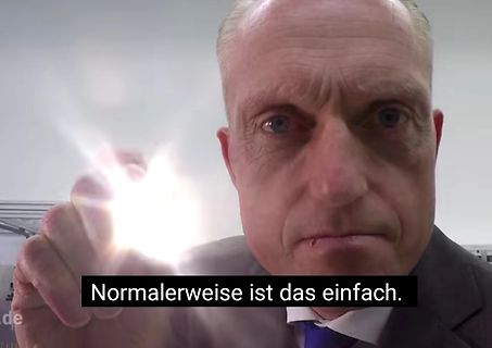 Mann mit hellem Lichteffekt und Untertitel