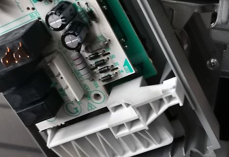 Nahaufnahme einer Leiterplatte mit elektronischen Bauteilen