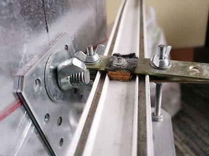 Mechanische Befestigung mit Schrauben und Metallstreifen