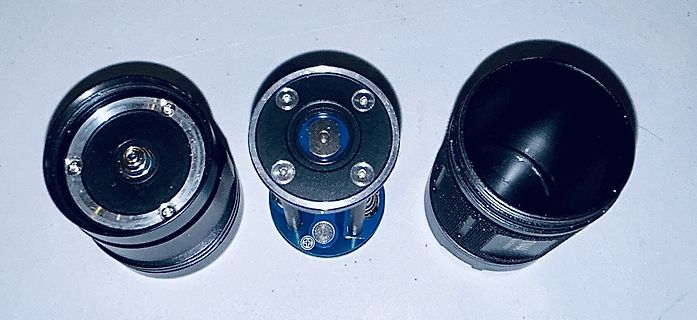 Drei zylindrische Bauteile oder Gehäusekomponenten
