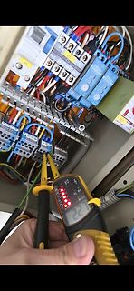 Messung an einer elektrischen Schalttafel mit Multimeter