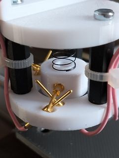 Mechanischer Aufbau mit Feder und Messkontakten