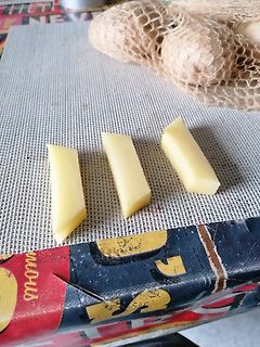 Geschnittene Kartoffelstücke auf Schneidebrett