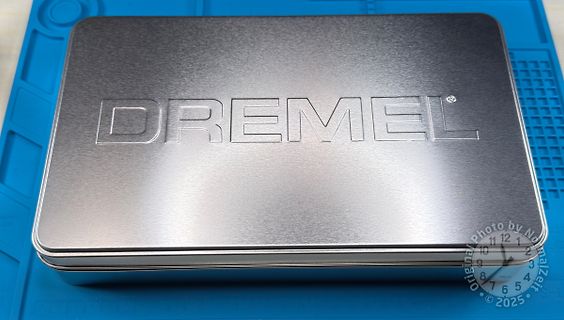 Dremel Metallbox auf blauem Untergrund