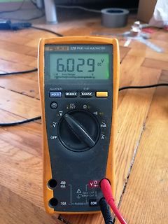 Fluke 179 Digitalmultimeter mit Messwert
