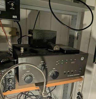 HF-Leistungsverstärker und Labornetzteil auf Regal