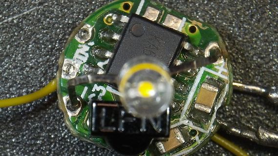 Makroaufnahme einer kleinen Leiterplatte mit LED und IC