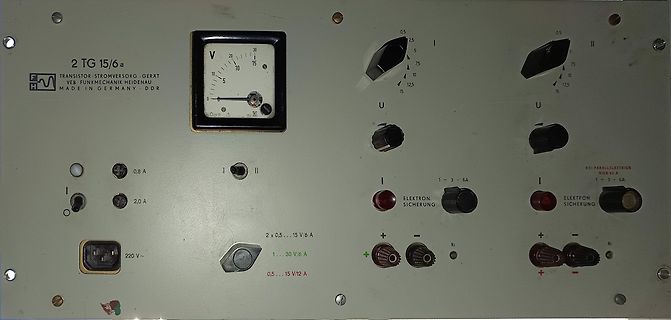Frontplatte eines DDR-Transistor-Stromversorgungsgeräts