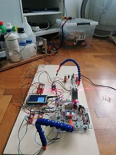 Elektronik-Versuchsaufbau auf Holzbrett mit Display und Laser