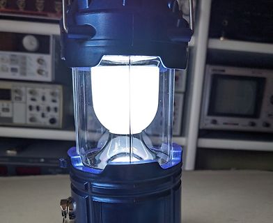 Leuchtende blaue Laterne vor Messgeräten