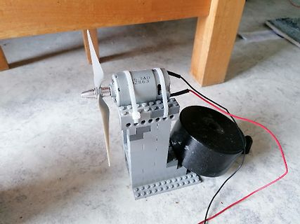 Experimenteller Windgenerator aus Motor und Lego