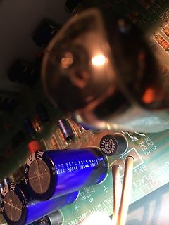 Nahaufnahme von Elektrolytkondensatoren auf einer Leiterplatte