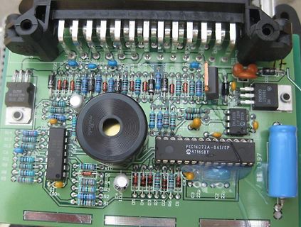 Bestückte grüne Leiterplatte mit Mikrocontroller und Bauteilen
