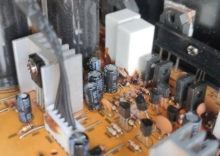 Nahaufnahme einer Leiterplatte mit Elektrolytkondensatoren und Transistoren