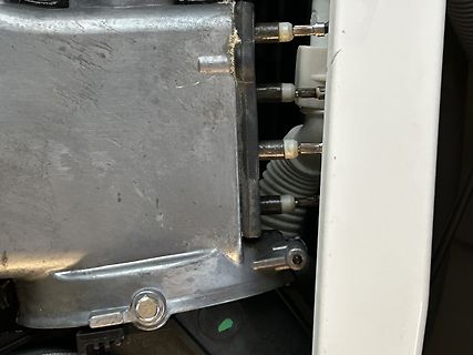 Nahaufnahme von Steckverbindern an einem Metallgehäuse