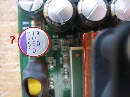 Nahaufnahme eines Elektrolytkondensators auf einer Leiterplatte