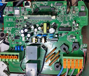 Foto einer grünen Leiterplatte mit elektronischen Bauteilen