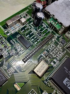 Nahaufnahme einer Leiterplatte mit elektronischen Bauteilen