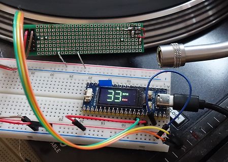 Mikrocontroller auf Breadboard mit Display und Lochrasterplatine