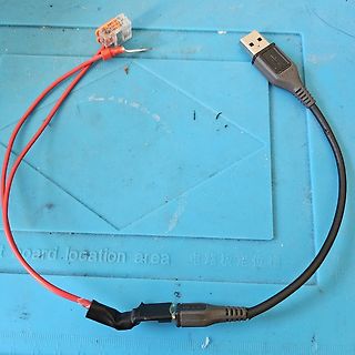 USB-Kabel mit Krokodilklemmen und Widerstand