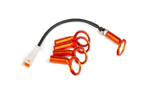 Orangefarbene Kabelanschlüsse mit Stecker