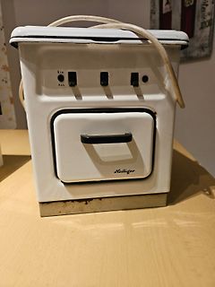 Retro-Elektrogerät mit Schaltern und Fach