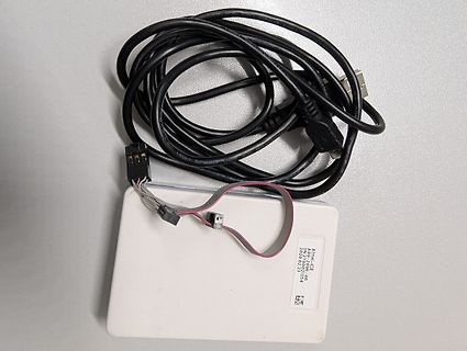 Atmel ICE Debugger mit Kabeln