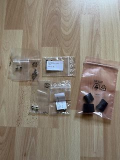 Elektronikbauteile in Plastikbeuteln auf Holzuntergrund