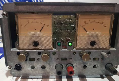 Labornetzteil mit Analoganzeigen und Platine