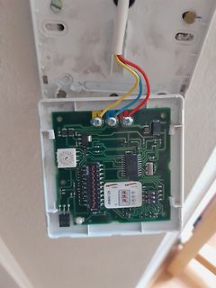 Geöffnete Elektronikplatine mit Anschlusskabeln