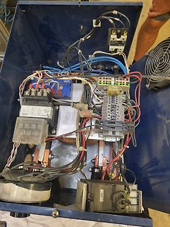 Offener Schaltschrank mit elektrischer Verdrahtung