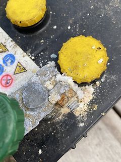 Korrodierte Autobatterie mit weißem Sulfatbelag