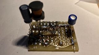 Gelötete Lochrasterplatine mit Elektrolytkondensatoren