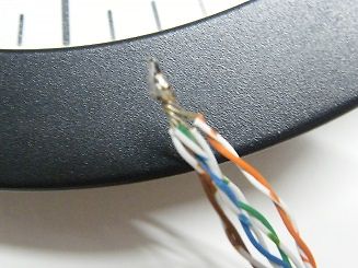 Bunte Kabel an schwarzem Gehäuse