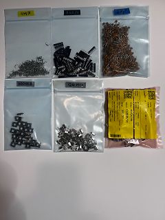 Bauteile in Plastikbeuteln sortiert