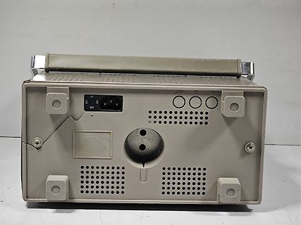 Rückseite eines elektronischen Geräts mit Netzanschluss