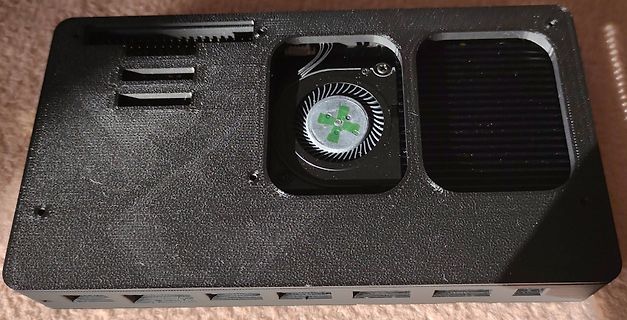 Gehäuse eines Mini-PCs mit Lüfter und Kühlkörper