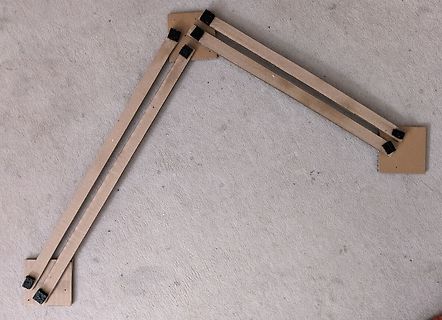 Mechanischer Aufbau aus Holzstreifen und schwarzen Verbindungsstücken