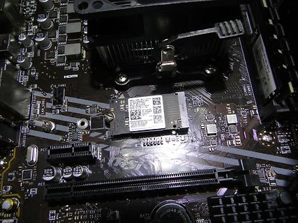 Nahaufnahme einer Computer-Hauptplatine mit CPU-Kühler und RAM