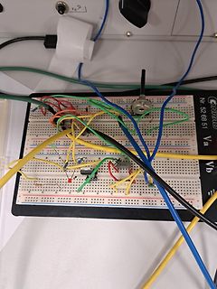 Aufbau auf einem Breadboard mit Kabeln und Bauteilen