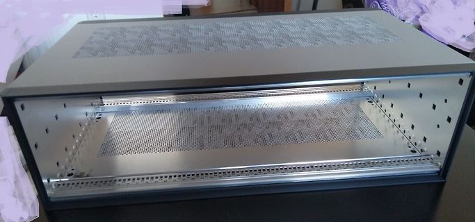 Leeres Metallgehäuse mit Belüftungsperforation