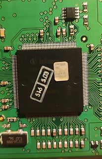 Nahaufnahme eines Infineon Mikrocontrollers auf Leiterplatte