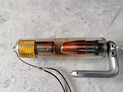 Elektrische Entladungsröhre mit Typenbezeichnung