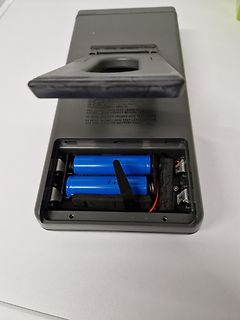 Batteriefach eines Messgeräts mit zwei blauen Batterien