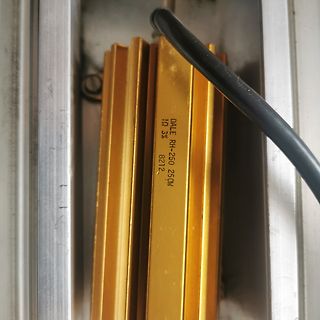 Goldfarbener Leistungswiderstand mit Kühlrippen