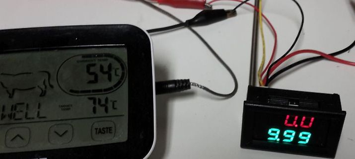 Messaufbau mit Temperaturanzeige und Digitalvoltmeter