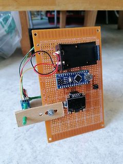 Aufbau auf Lochrasterplatine mit Mikrocontroller und Display
