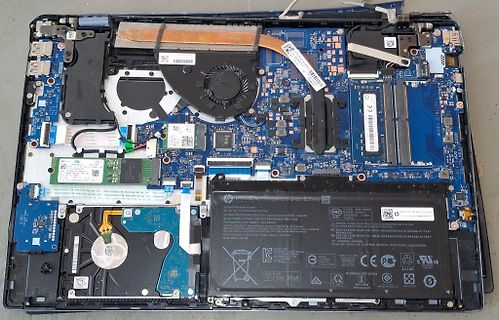 Innenansicht eines geöffneten Laptops mit Komponenten